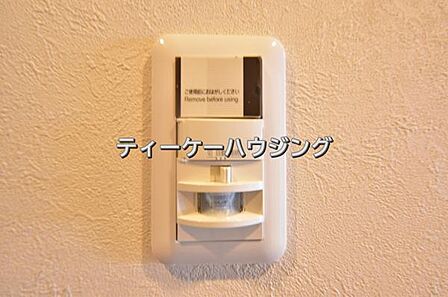 玄関には人感センサー付きの照明を設置しました。