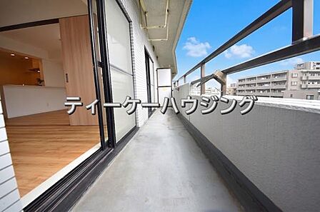 広々したバルコニーは日々の暮らしに、ゆとりと優雅さをもたらしてくれる筈です。