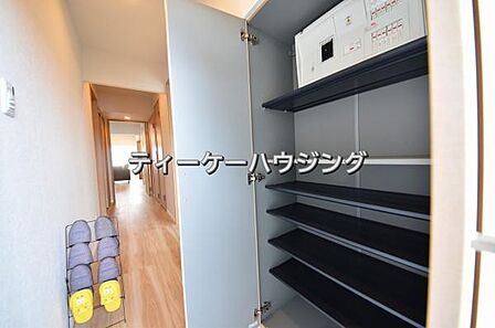 収納力たっぷり。ゆとりのシューズボックスにはママのブーツもラクラク入ります。