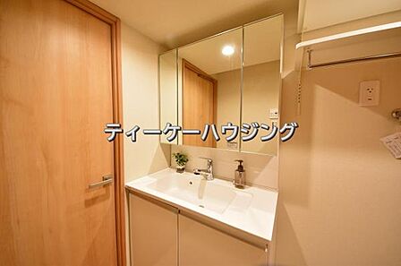 清潔感のあるボウル。開放感ある空間と、十分な大きさの鏡も自慢です。