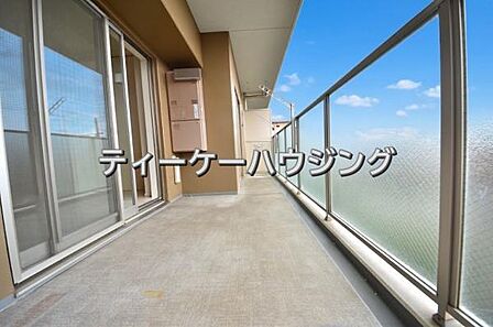 広々したバルコニーは日々の暮らしに、ゆとりと優雅さをもたらしてくれる筈です。 