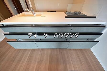 キッチンの背面を収納にしました。キッチンに収納が多いと助かりますよね。