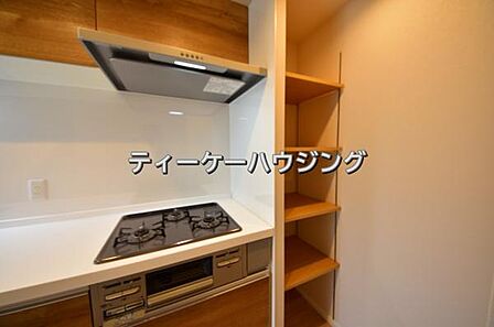 キッチンに収納が多いと助かりますよね。