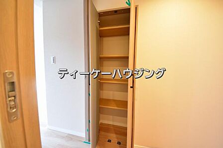 廊下に収納があると助かりますよね。