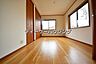 子供部屋：日当たり良好です。2面彩光の明るい居室。