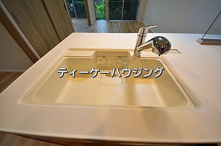 いつでも清潔に、お手入れ楽々なシンク。浄水機能を備えた水栓も魅力です。