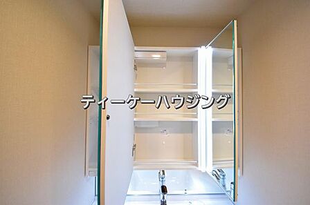 三面鏡の裏には収納がたっぷり。洗面室をすっきりきれいに使えます。