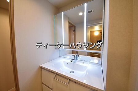 清潔感のあるボウル。開放感ある空間と、十分な大きさの鏡も自慢です。