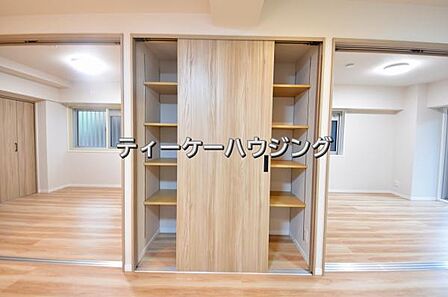 リビングに収納があると助かりますよね。