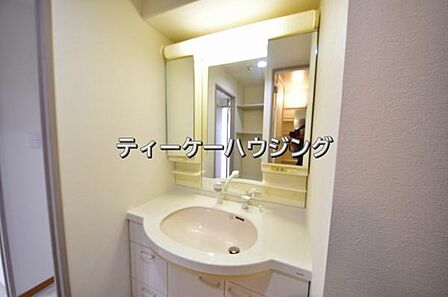 清潔感のあるボウル。開放感ある空間と、十分な大きさの鏡も自慢です。