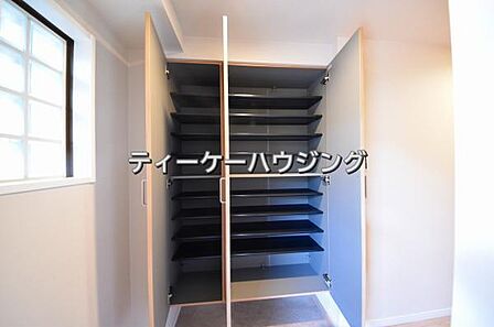 収納力たっぷり。ゆとりのシューズボックスにはママのブーツもラクラク入ります。