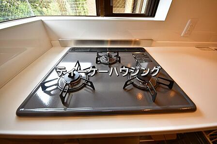 三つの調理が同時に出来てお料理時間を一気に短縮。三口ホーロートップコンロ