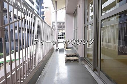 広々したバルコニーは日々の暮らしに、ゆとりと優雅さをもたらしてくれる筈です。