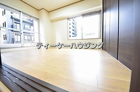 バルコニーに面した明るくて、風通しの良い心地よい洋室です。