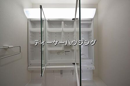 三面鏡の裏には収納がたっぷり。洗面室をすっきりきれいに使えます