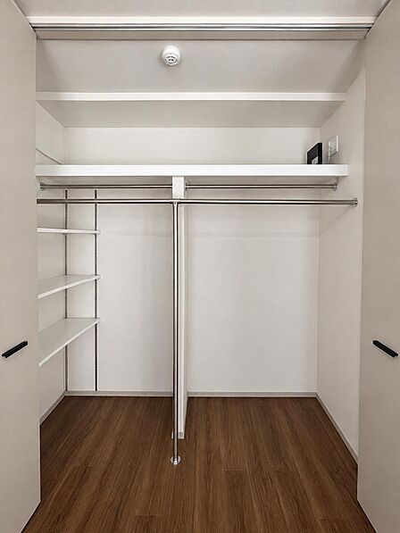 大型クローゼットには可動棚と複数のハンガーパイプを設置。収納する物に合わせて使い分けができ、衣類や小物をすっきり整理できます。