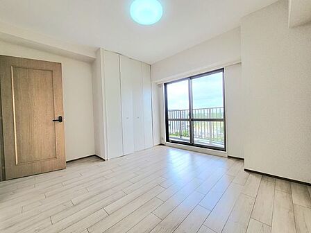 寛ぎの時間を紡ぎだす主寝室。大型ベッドを置いても余裕です。