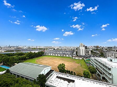 前面には遮るような建物が無く、開放感溢れる眺望です！