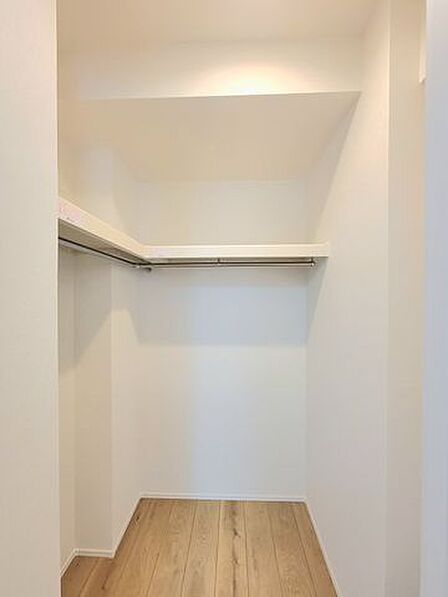 収納力豊富なウォークインクローゼットを設置。洋服や小物類など、目的に応じてすっきり美しい収納を実現します。