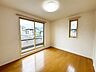 子供部屋：子供部屋にぴったりな洋室。明るい空間で成長を見守ります