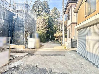 外観：幅員の狭い道ですが、車通りの少ない住宅街に立地してます。 