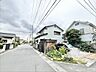 外観：緑あふれる庭と、穏やかな佇まいが心地よい街並み。