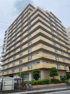 外観：草加市役所近くのマンションで、草加駅周辺でも少し落ち着いた雰囲気のあるエリアです。