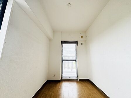 今からここを誰のお部屋にしようか、そんな洋室。大きさは4.1帖です。