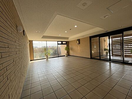 明るい雰囲気のエントランスホールがお客様を迎えてくれます。