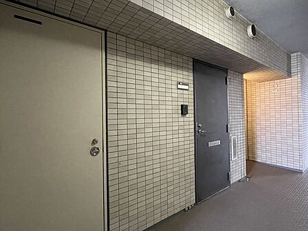 玄関扉と手前はトランクルームの扉です。