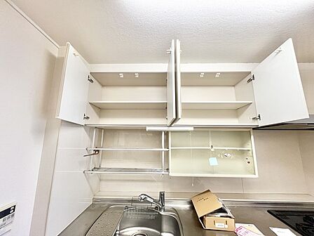 手を伸ばせばそこに収納が。安定した使用感の吊戸棚つきのキッチン空間。