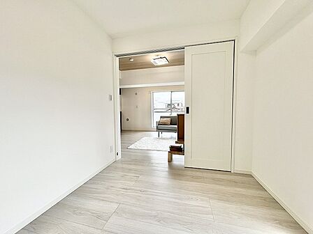 仕切りの開閉で空間の広がりを自由に調整でき、日々の暮らしに心地よいゆとりを生み出す開放的な住まい。
