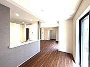 洗練されたグレーのアクセントクロスが、落ち着きのある大人な空間を演出しています。