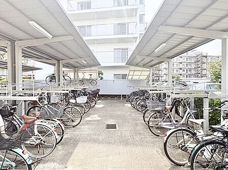 屋根付き駐輪場には、整然と並んだ自転車が、暮らしの活気を感じさせます。
