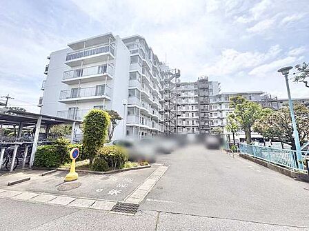 広々とした空の下、穏やかな日常が広がる住まい。