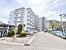 外観：広々とした空の下、穏やかな日常が広がる住まい。