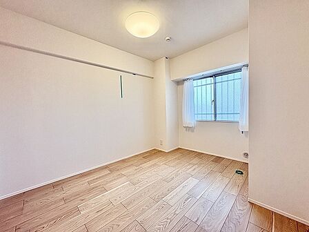 シンプルで無駄のない空間が、暮らしの中に静かな調和と心地よい広がりをもたらしてくれます。
