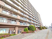 街並みに調和する落ち着いた佇まいと、手入れの行き届いた植栽が豊かな日常を予感させます。