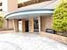 エントランス：街並みに馴染む落ち着いた佇まいで、住まう方を優しく迎え入れる温かみのあるエントランスデザインです。
