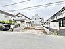 外観：穏やかな街並みに溶け込む、自分だけの住まいをゼロから描くゆとりある広さの敷地です。