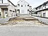 外観：閑静な住宅街の一角に位置し、理想の住まいをゼロから描き出すための広々とした空間が広がっています。