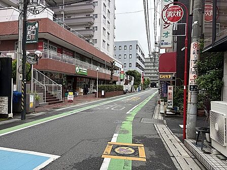 周辺には生活に便利な店舗が揃い、落ち着いた街並みの中で穏やかな日常を感じられる住環境が整っています。