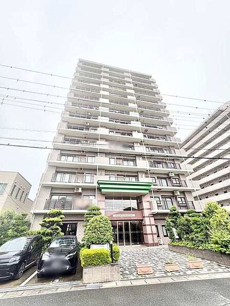 街並みに凛と佇むその姿は、積み重ねてきた確かな存在感と暮らしの落ち着きを感じさせます。