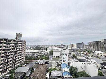 空の広がりを感じる開放的な眺望が、日々の暮らしに静かなゆとりと落ち着きをもたらしてくれます。