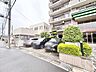 駐車場：手入れの行き届いた植栽と落ち着いた佇まいが、日々の帰宅を穏やかな気持ちで迎えてくれる住まいです。