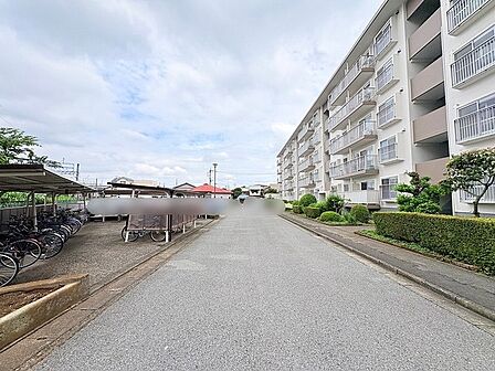 空が広く見渡せるゆとりある敷地は、穏やかで落ち着いた日常を育む心地よい空間が広がっています。