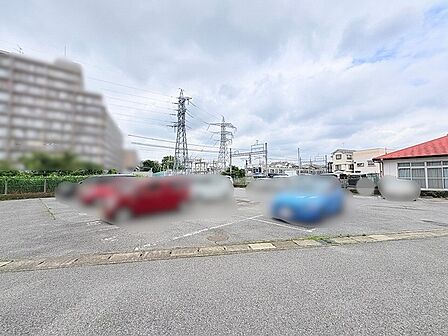 周辺環境に調和した、すっきりと開放的な空間が広がる落ち着いた佇まいの敷地です。