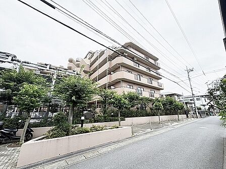 街並みに穏やかに溶け込み、日常に安心感と落ち着きをもたらす佇まいが魅力的な低層の住まいです。