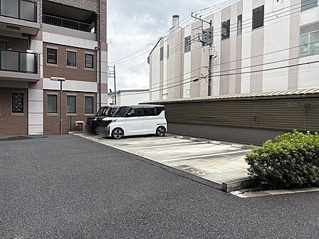 日々の暮らしを穏やかに支える、落ち着いた佇まいの平置き駐車スペースです。