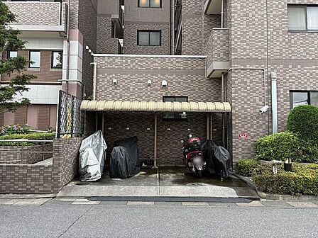 落ち着いた佇まいの建物と調和するように整えられた、日々の暮らしに寄り添う機能的な共用スペースです。